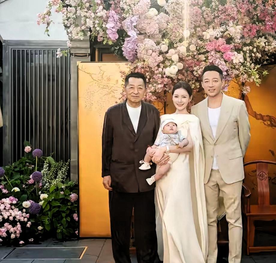 隔代亲最动人！汪大爷赠金葫芦镯，筱梅一声爸妈暖全家
 
世间最纯粹的爱，莫过于毫