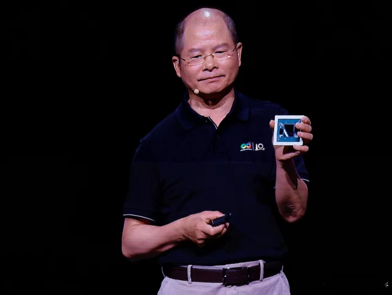 华为将基于中国可获得芯片制造工艺打造‘超节点+集群’解决方案徐直军：“算力过去是