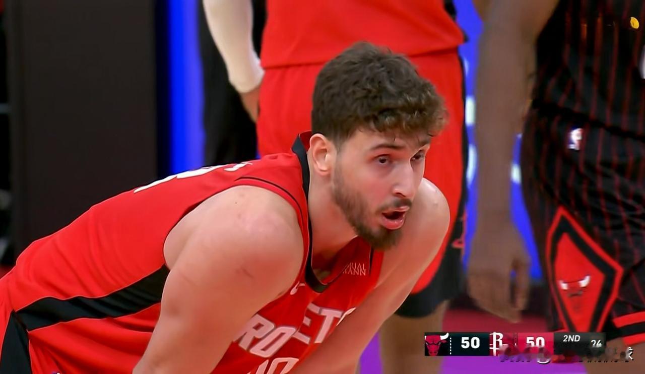 我必须要好好的夸夸火箭当家中锋申京！在今天进行的火箭和公牛的比赛中，目前双方半场