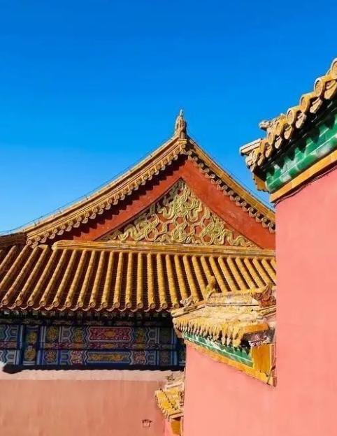 故宫缺钱到了什么地步，似乎永远入不敷出？故宫每年门票收入近8亿，文创收入大约15