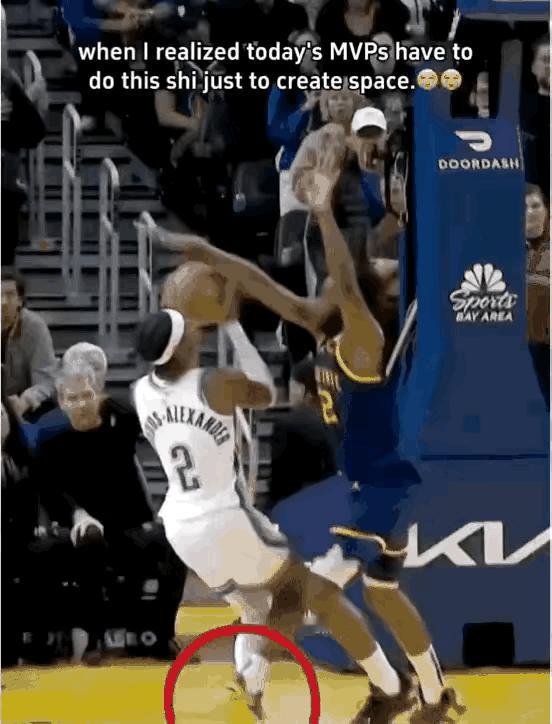 NBA这球犯规了吗？鸭梨在投篮过程中，右脚明显蹬踏了在防守球员的大腿上，这明显是