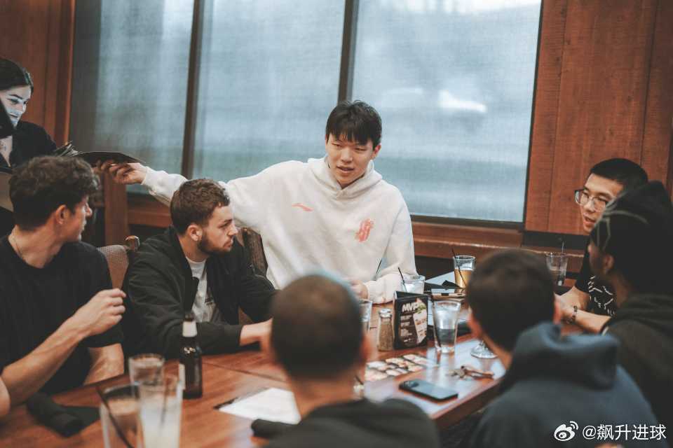 都是好兄弟！杨瀚森请混音全队吃饭 和G联赛教练队友们有说有笑北京时间4月8日，开