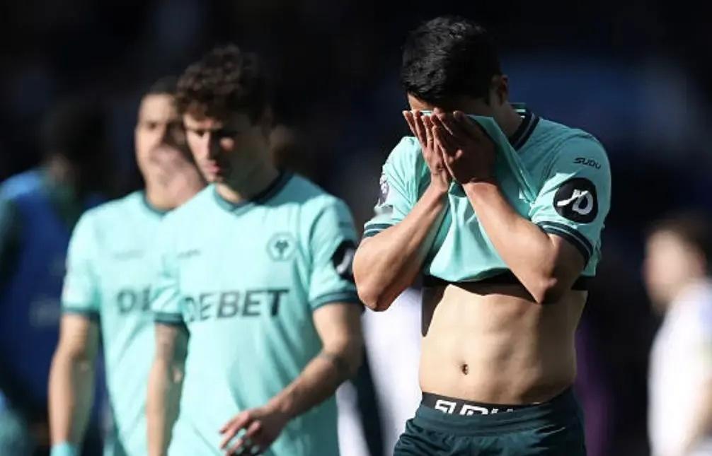 狼队成为五大联赛第一支降级的球队后程一度3个月只输5场，在阿森纳曼联利物浦身上都