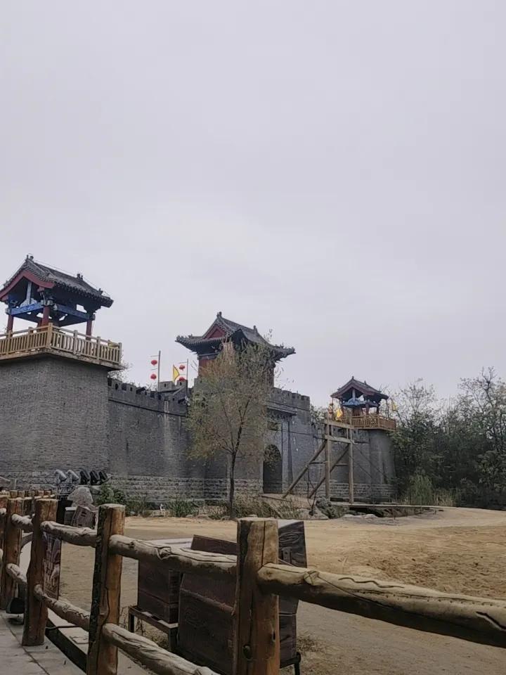 在我们正式演出开始之前，我有幸邀请到祝家庄的大管家周二为大家带来一段精彩表演，大