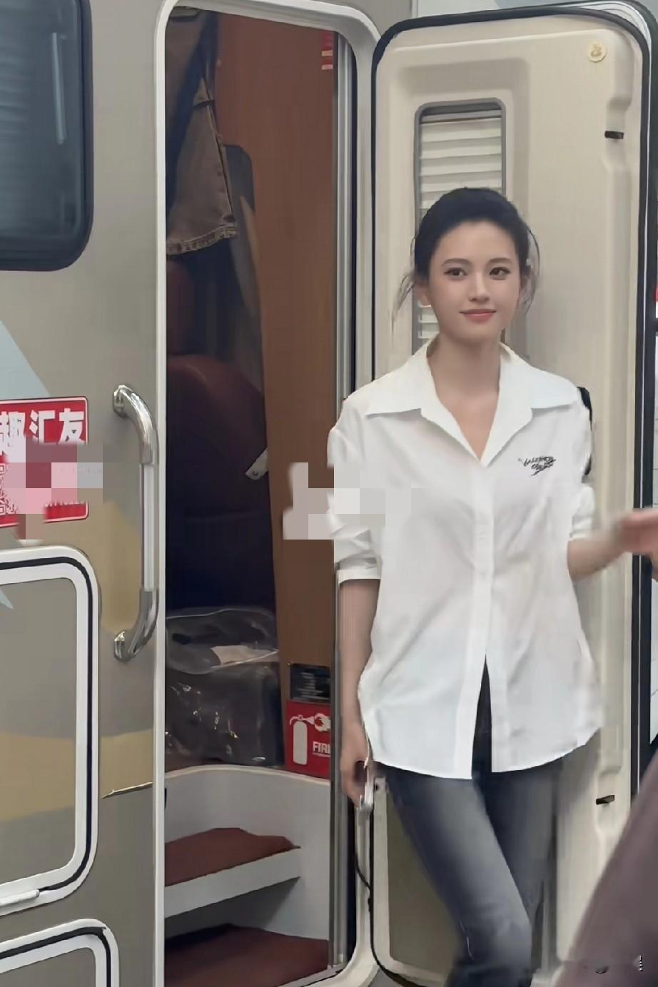 沈羽洁白衬衣