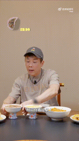 陶喆脱口秀式吃美食陶喆彻底融入武汉过早，脱口秀式吃播欢乐无限，第一次见油饼包烧麦