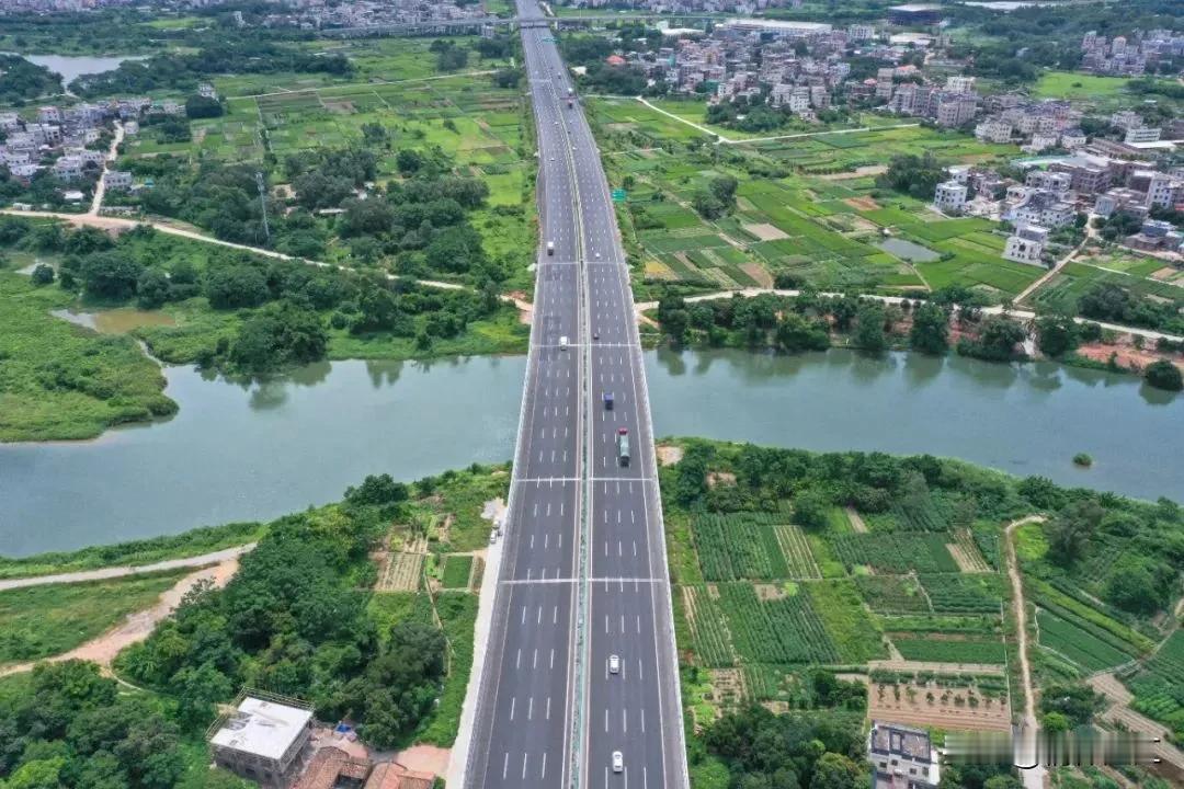 日前茂湛高速改扩建项目验收后，全线108.6公里高速公路双向八车道正式开放通行。