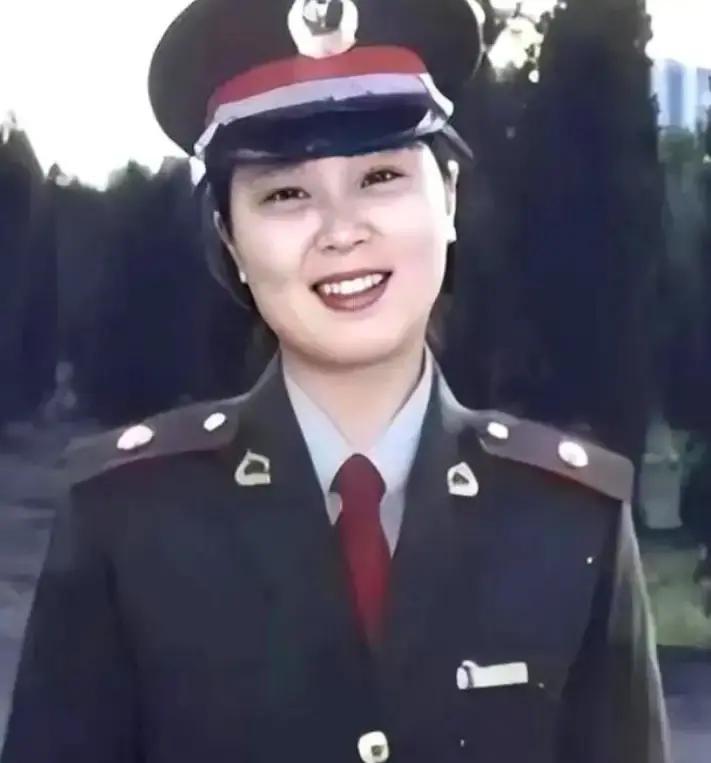 陈薇在绿皮火车上遇到麻一铭，那年她研究生，他中专生，差十二岁。
她爸妈死活不同意