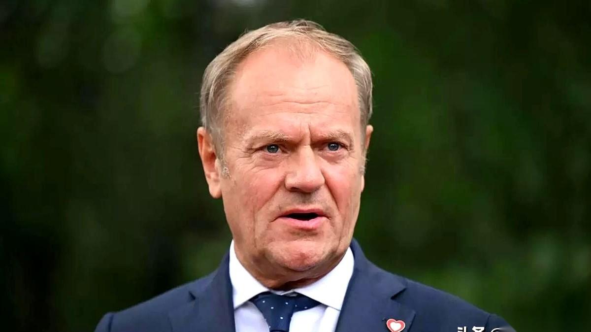 真是活久见了。
波兰总理亲口承认，炸他们自家铁路的，是俩乌克兰人。
你没看错，我