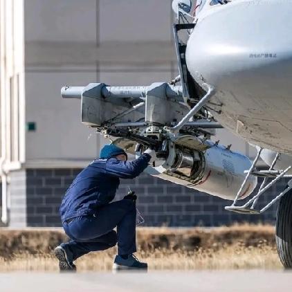 空军Mi-171Sh搜救直升机，
两侧武器挂架携带的UPK-23航炮吊舱打开状态
