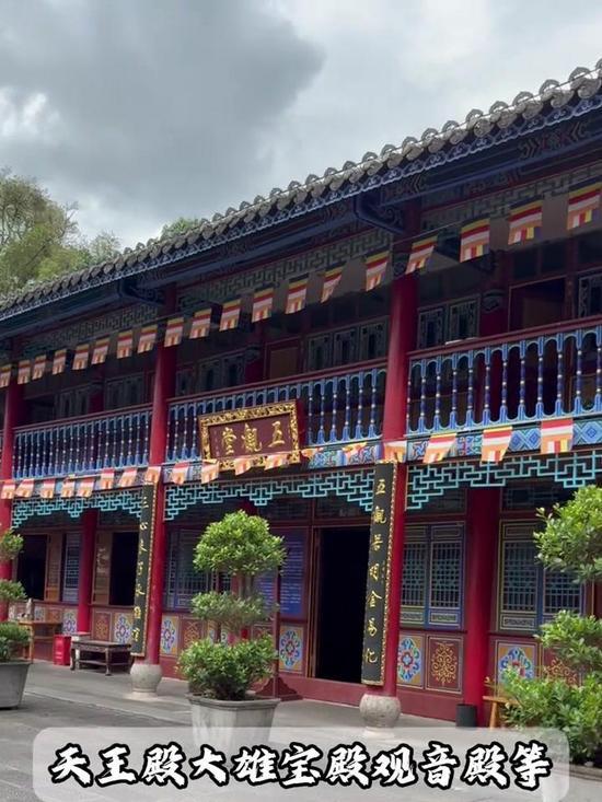 凤栖来山，千年古刹——腾冲来凤寺的前世今生
 
在腾冲城南来凤山北麓，红墙黛瓦的