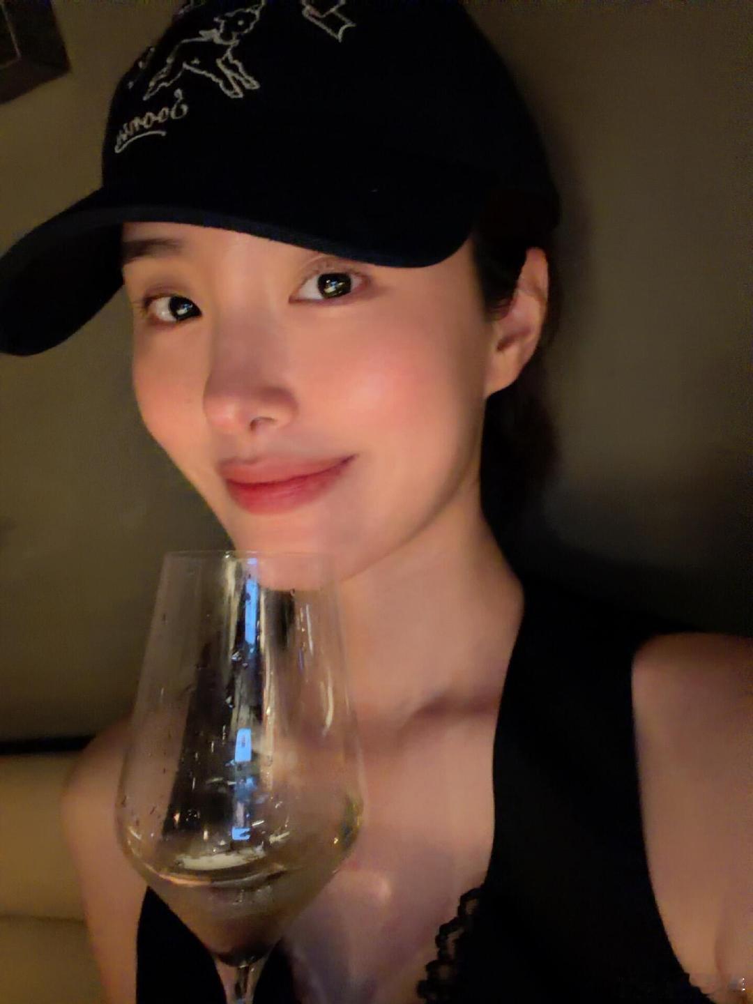 杨采钰和老公约会杨采钰晒与老公约会合照杨采钰和老公约会 ， 安安静静享受二人晚餐