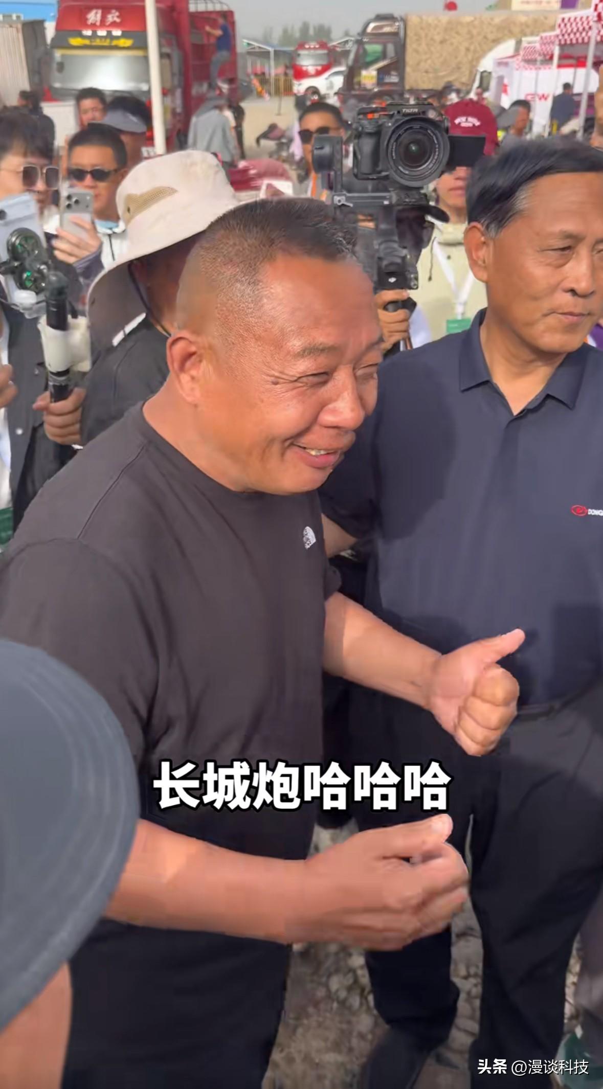 于东来在环塔现场喊出了“长城炮”，并给征战的长城车队送了1000箱红牛，这格局也