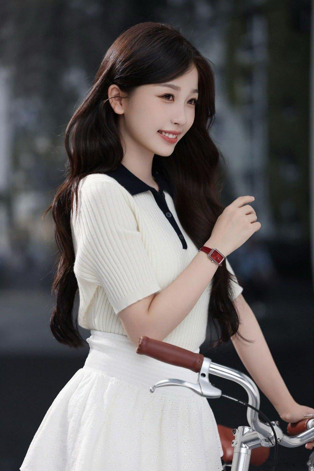 虞书欣知性温婉感 虞书欣米白套装上阵，瞬间变身温柔小仙女！既有少女的俏皮活泼，又
