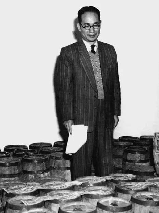 1949年，从大陆转移到台湾的黄金，以木桶为载体，总量为386万两。李敖直言不讳