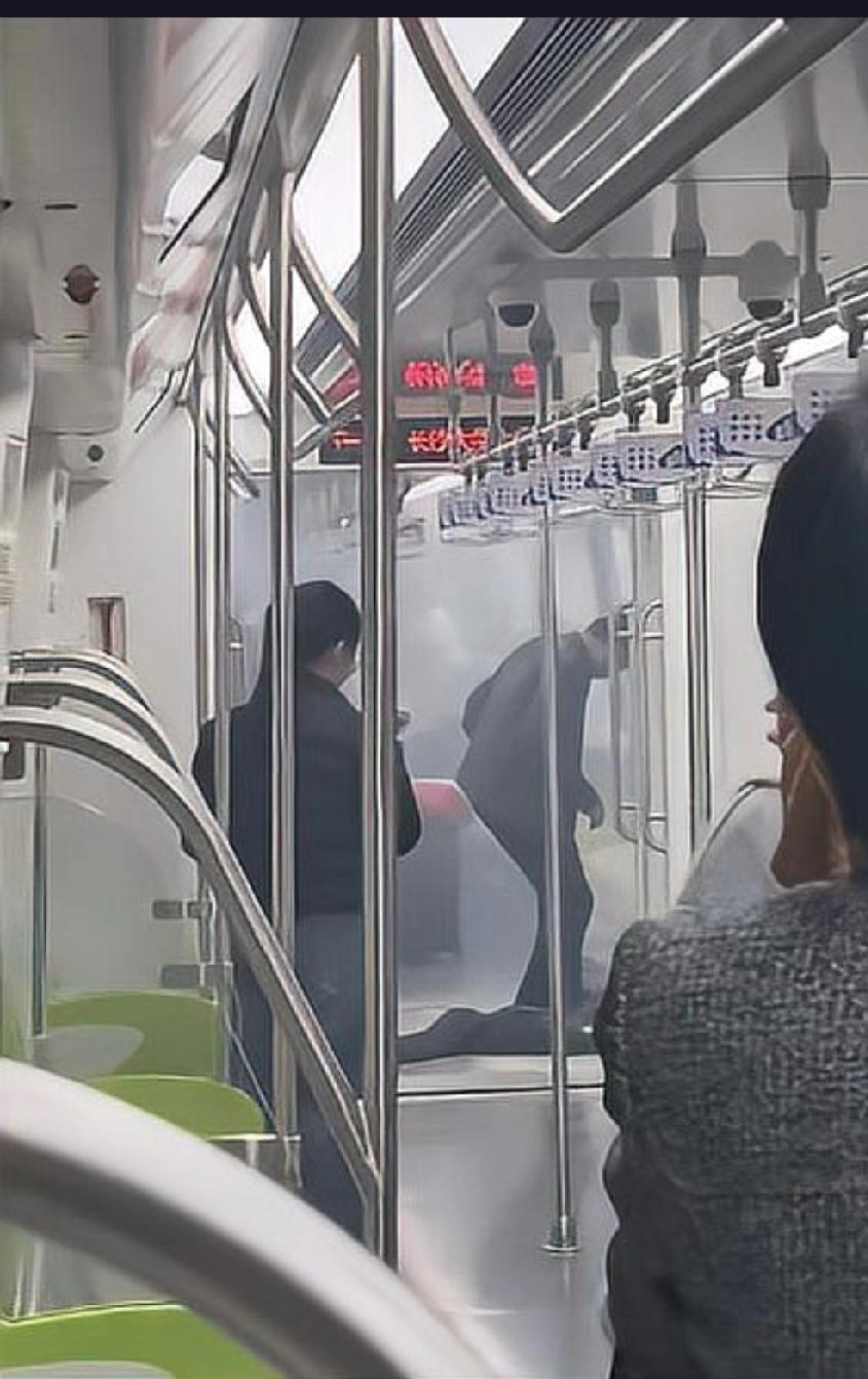 长沙地铁内一名女生衣服自燃，目击者如何描述当时的惊险一幕？
长沙地铁三号线发生一