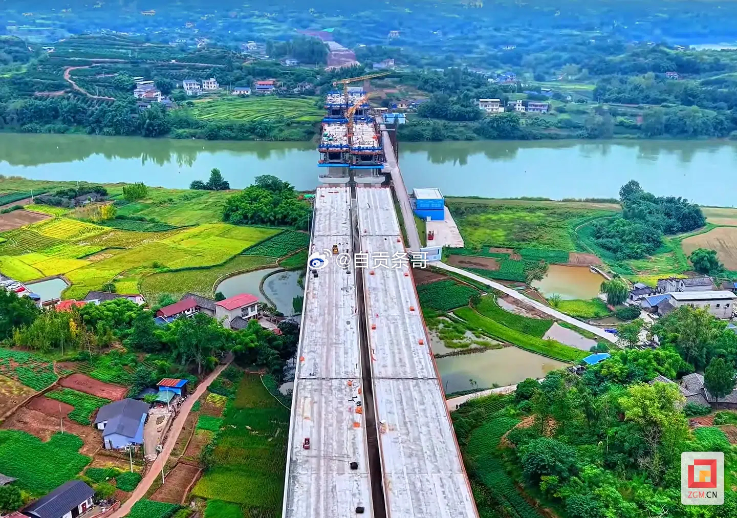 自贡头条 自贡至永川高速公路施工现场。目前自贡段路基建设完成70%，中铁八局承建