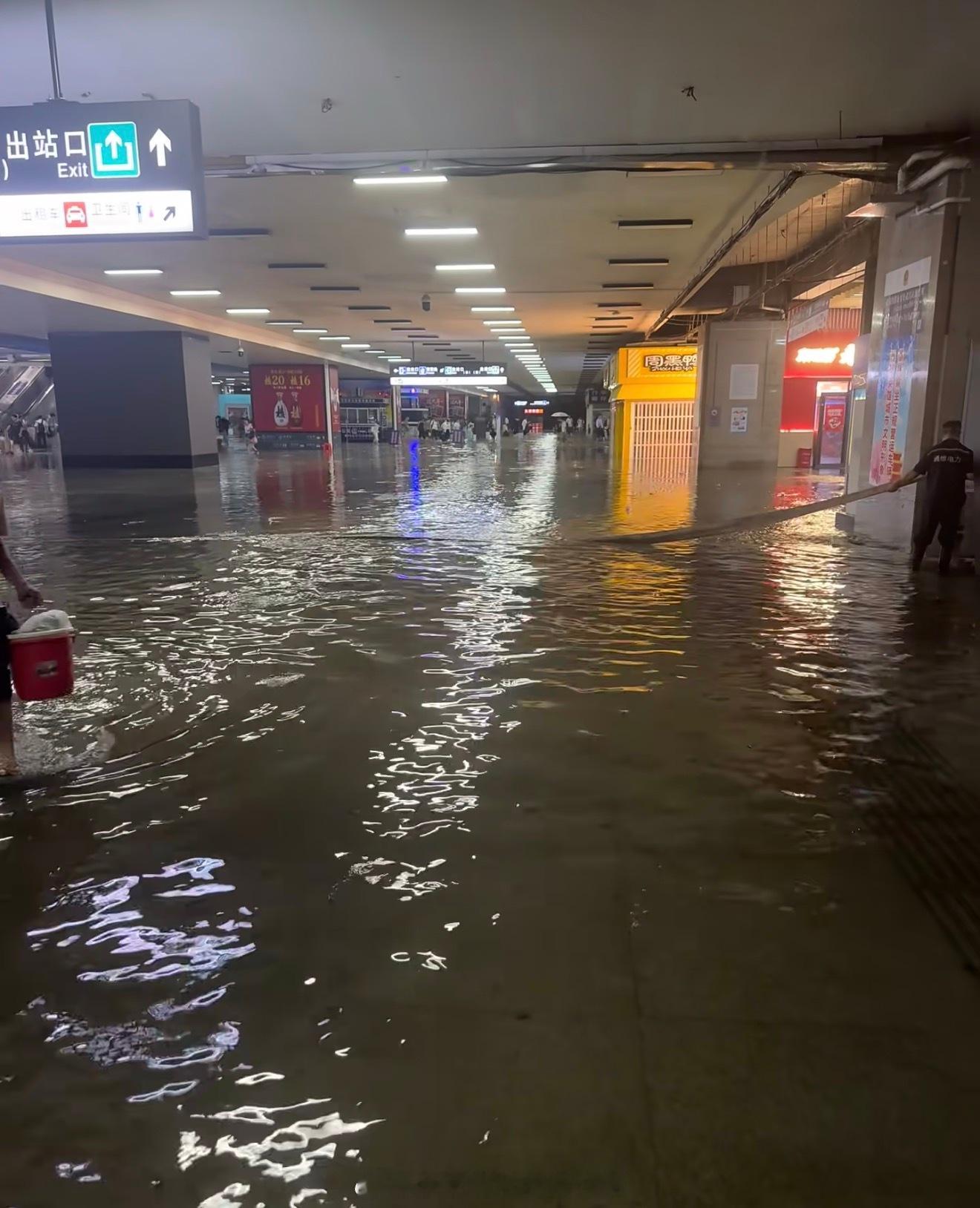 今天武汉暴雨听说武汉站“看海”了？连续下雨一周这三天小长假含括了武汉击剑B赛心疼