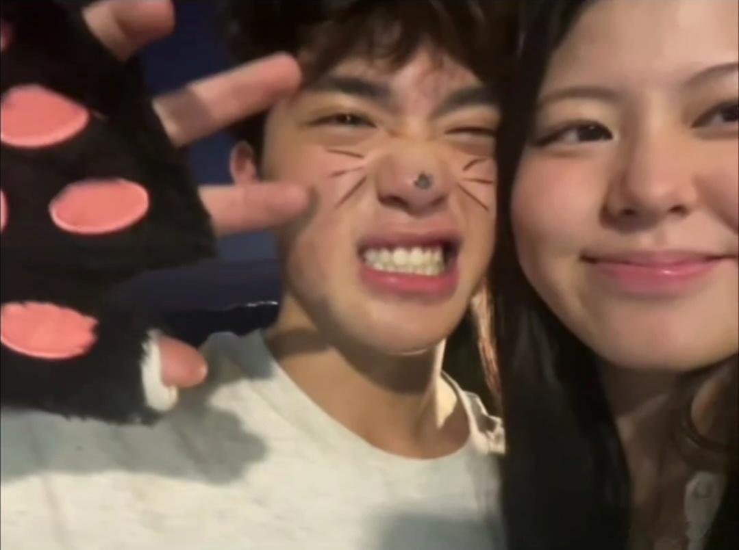 曹格儿子与女友贴脸秀恩爱曹格儿子与女友贴脸合照 好般配啊 ​​​