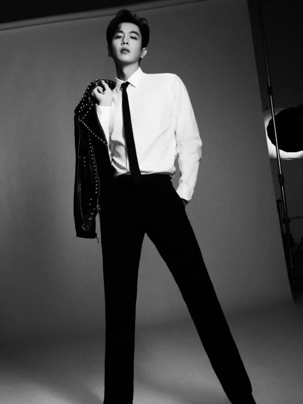 张若昀的腿长居然差不多是上半身的两倍大腿看上去居然和小腿也差不多长 肯定不完全一