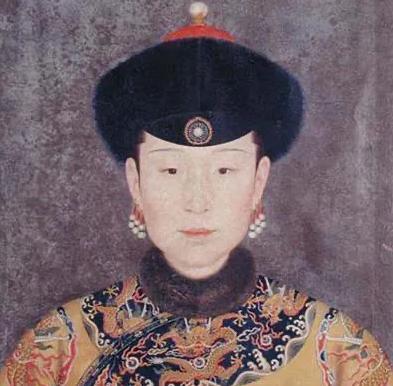 1705年，那个93岁的宫女苏麻喇姑终于走了，她一辈子都没洗过澡，也没吃过药。听