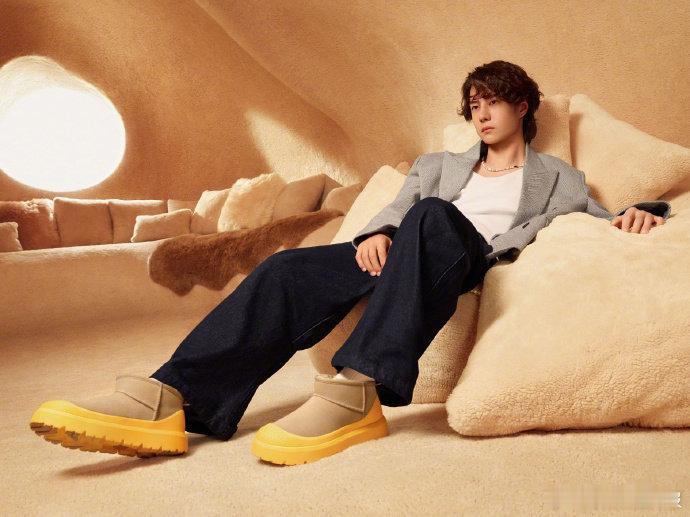 王一博的秋冬穿搭太有松弛感了！羊毛卷发型慵懒又时尚，不管是搭配休闲西装打造轻熟风