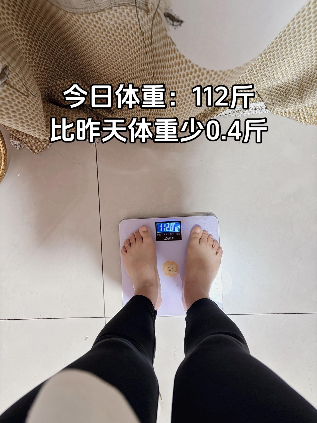 泪水打湿我的减脂餐，目标105斤，加油
今日减脂早餐：紫薯+鸡蛋+柚子+松子+黑