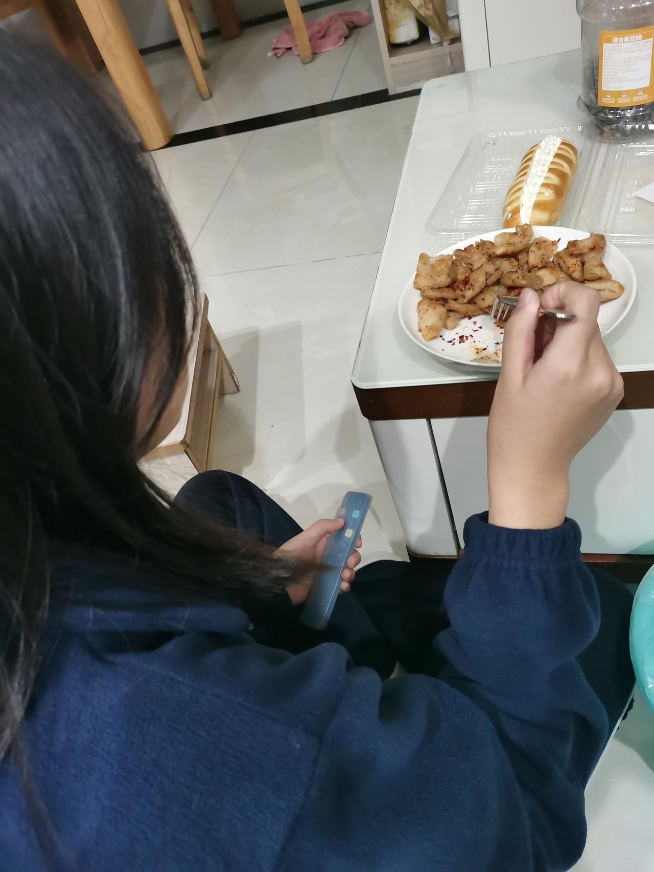 今日的快乐是来自娃给的。
很久没有煎腌制鸡胸肉给孩子吃，娃馋了很久，奈何有一个拖