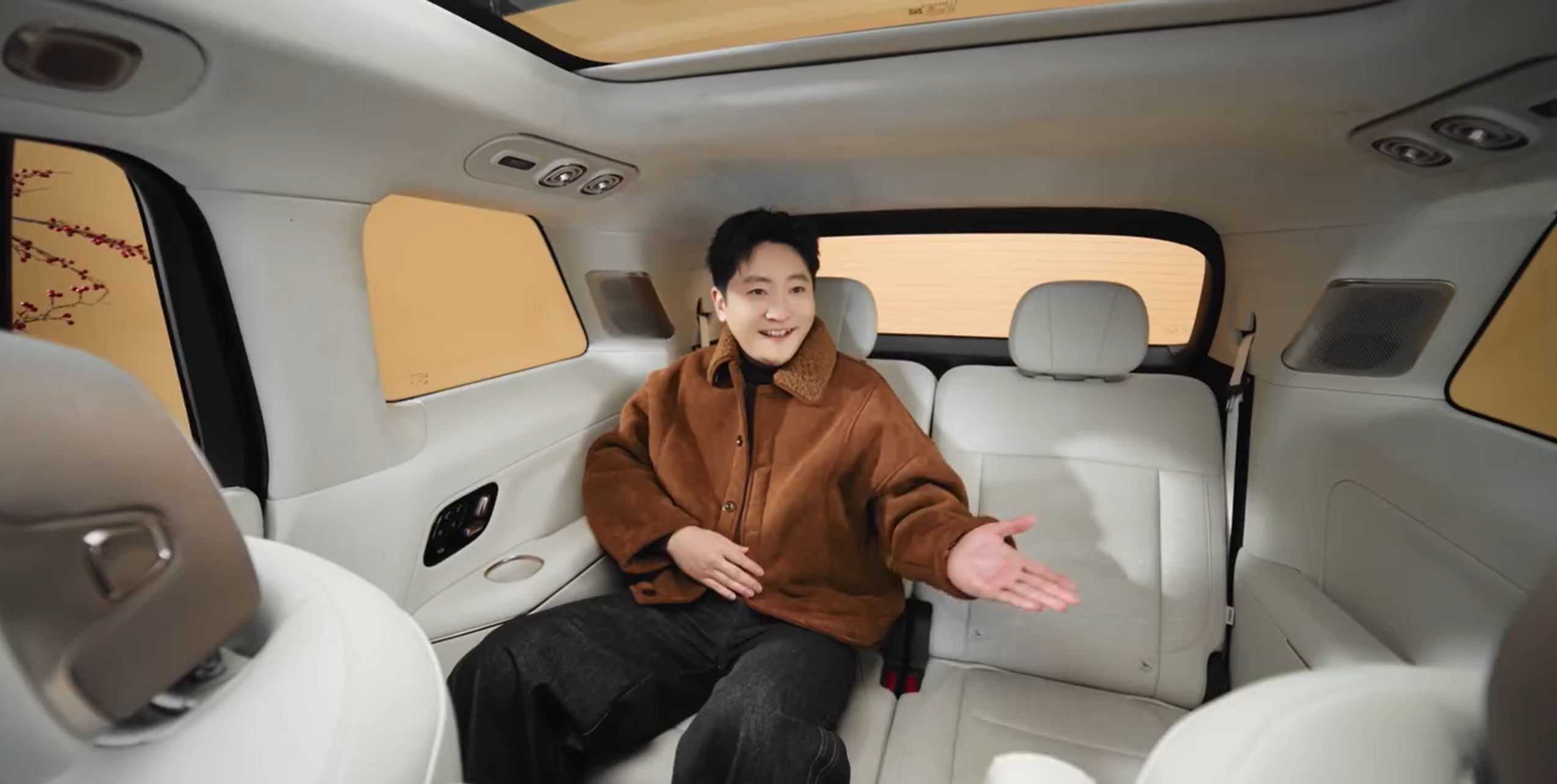 郭京飞透露全家满意的奥秘 郭京飞一人分饰两角的看车大戏也太上头了，一边是愁过年全