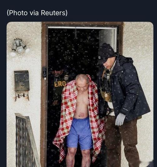 ‼️ 美国国家蒙面警察（ICE）突袭了明尼苏达州圣保罗市的一户人家，并逮捕了一名