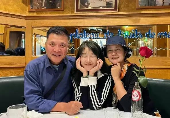 茹萍比利时庆60岁生日！与丈夫刘之冰在布鲁塞尔街头跳舞好浪漫，女儿奚望全程陪伴在