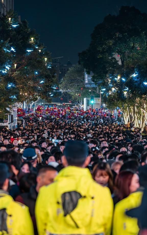 跨年夜 是他们守护了身后的万家灯火🫡
重庆 渝中区 解放碑 重庆人的浪漫 跨年