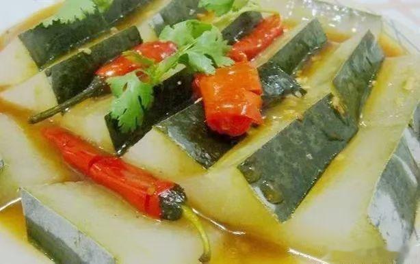 今天素食推荐野山椒蒸冬瓜1冬瓜切厚片，整齐地摆入盘中。2起锅热少许油，爆香姜末、
