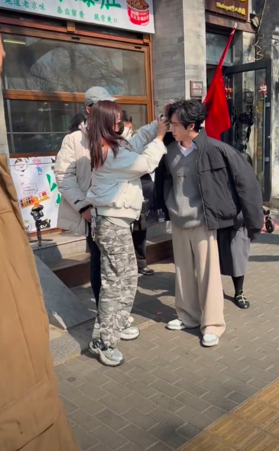 张博恒现身鼓楼拍摄为什么不给茶茶衣领跟裤腿搞好一点，期待一下成品，看看什么效果