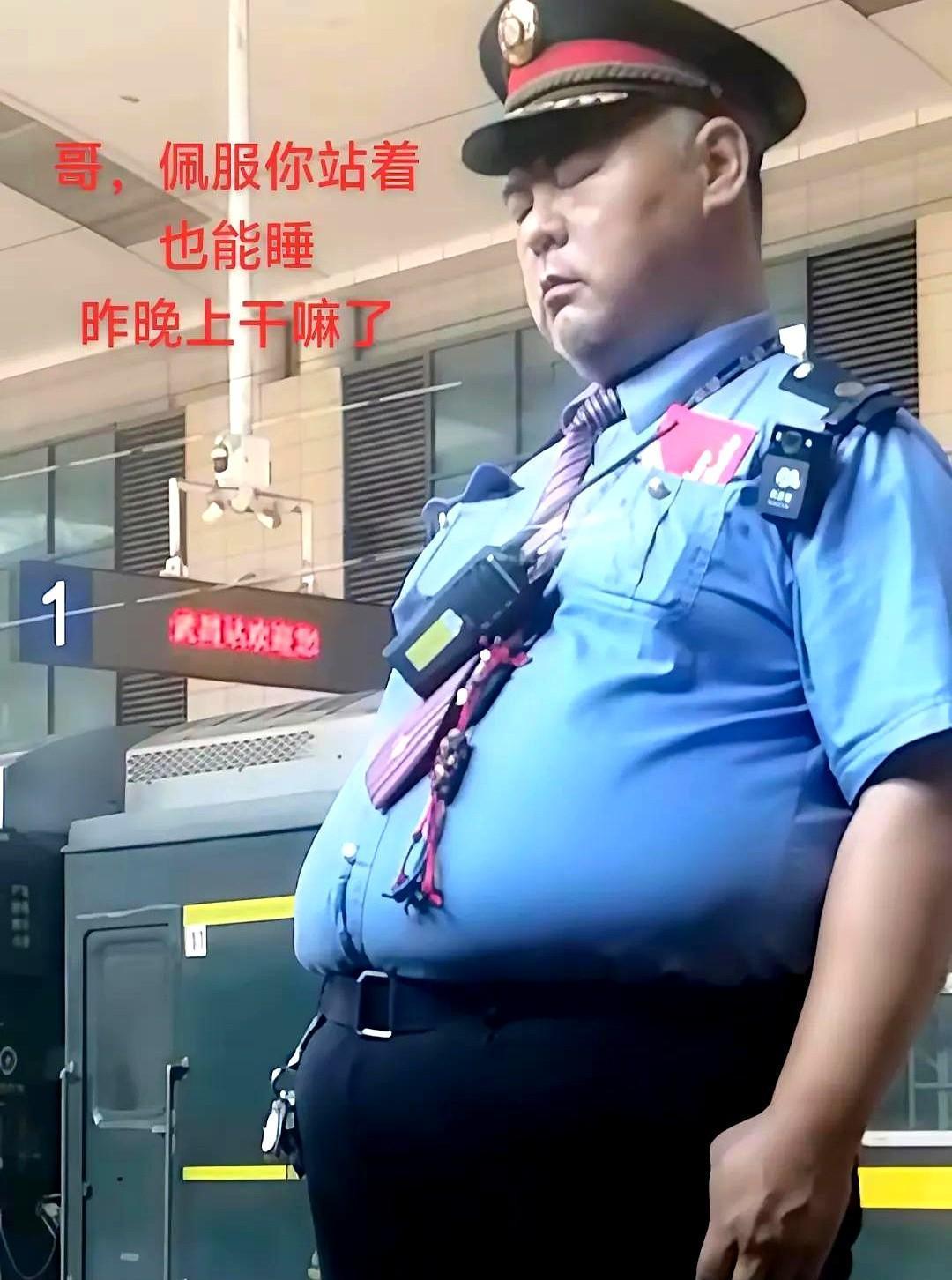中年失业，千万别去碰保安这活。

腰椎病风险，能高出平均线2倍。

一天站岗12