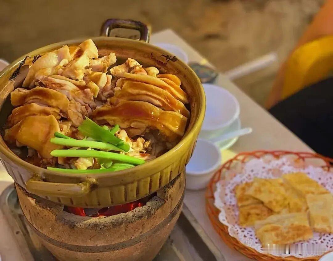 莫氏鸡煲给清远的启发！莫氏鸡煲的这波流量至少延续一段时间，特别是五一即将来到，众