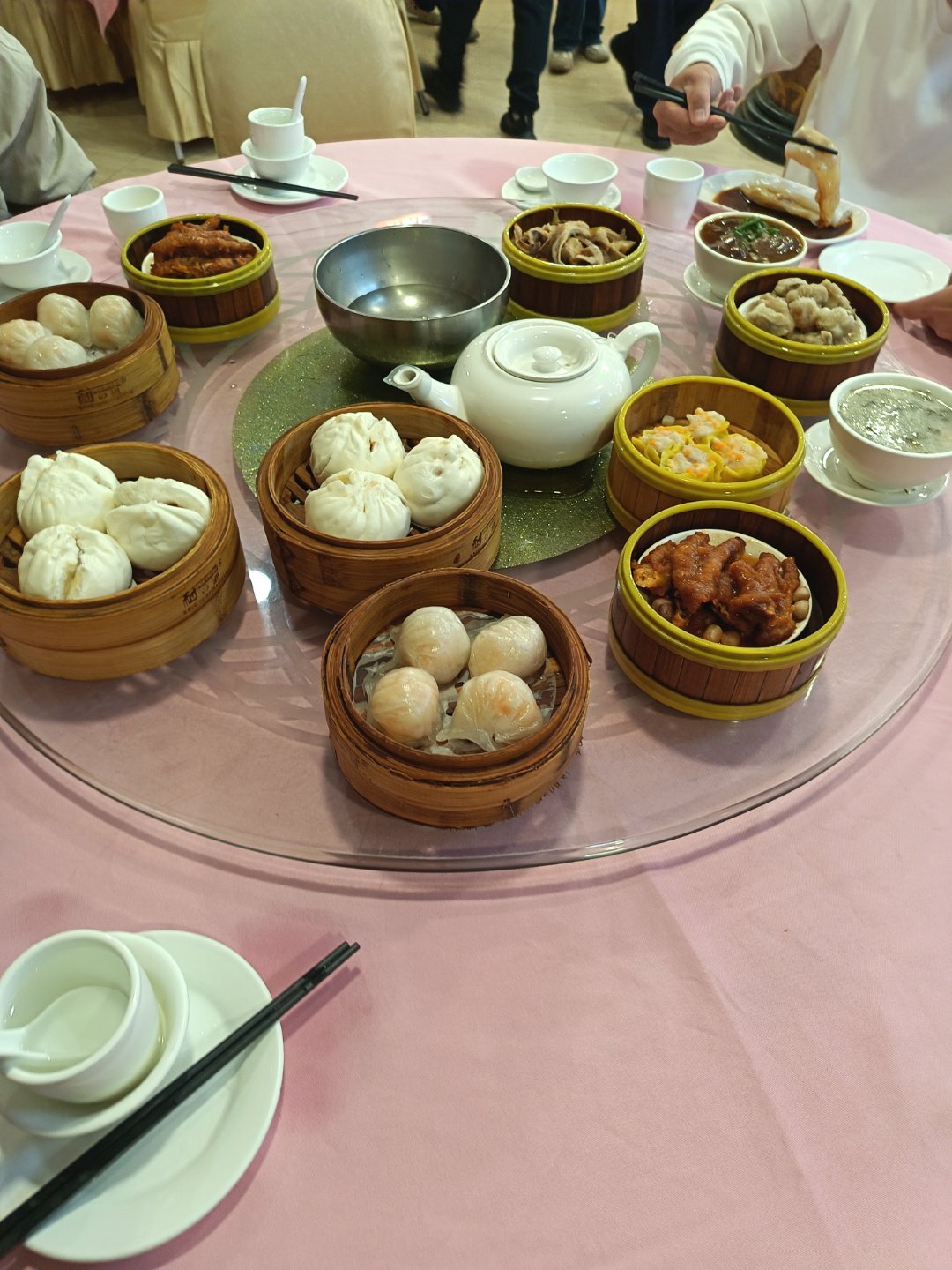 出来了兄弟们，吃个早茶找个网吧看德比 