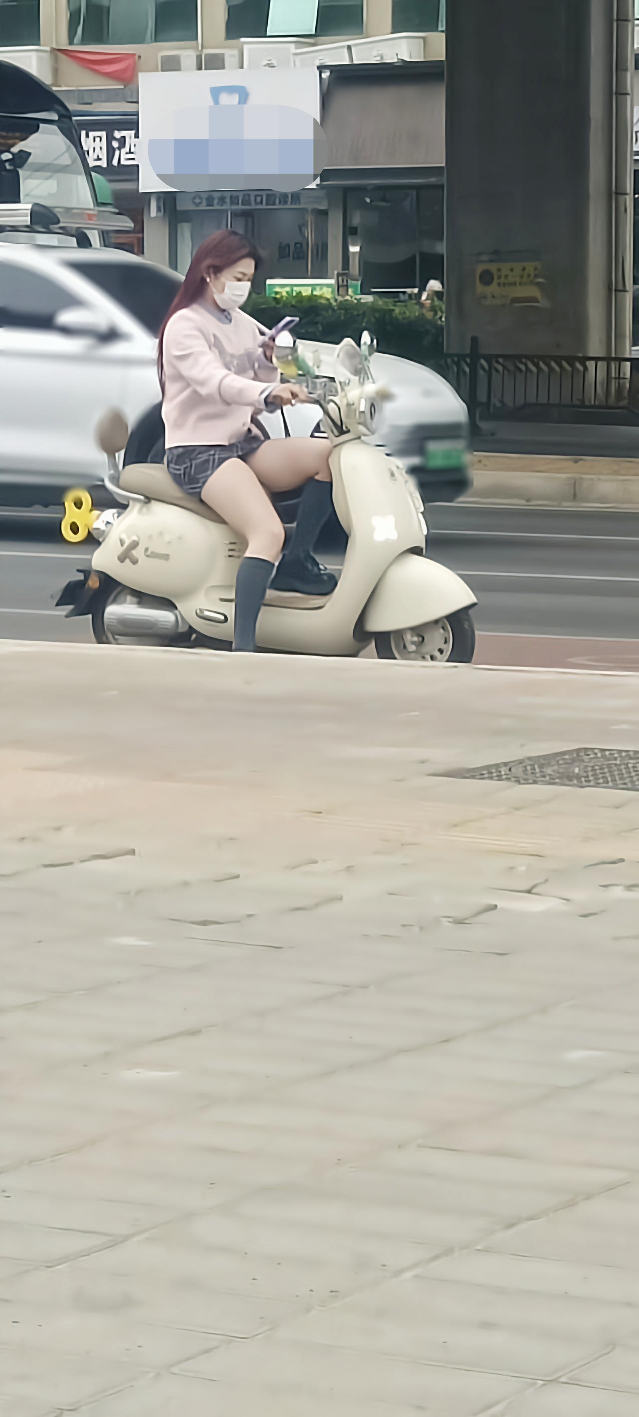 暖春骑着电单车的美女姐姐，就像一道亮丽的风景线。暖春本就美好，阳光温柔，微风轻拂