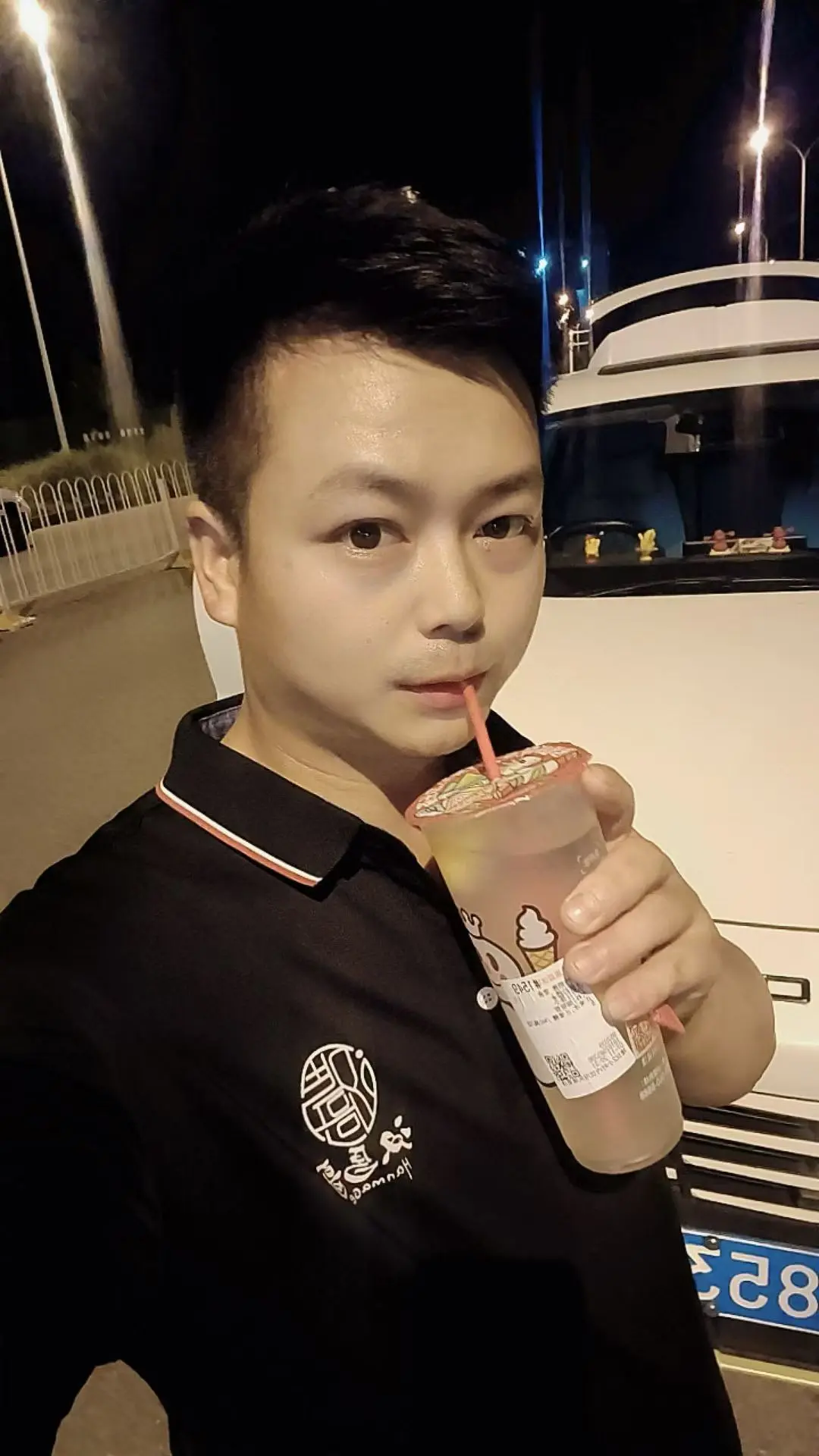 明天就立秋了，全网都在送秋天的第一杯奶茶。我也希望能有个人对我说，喜欢...
