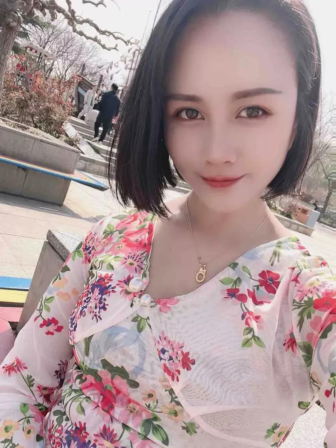 大伯想把村里的宅基地卖了，大伯说我一年在村里都待不了一个星期，房子空着没人住，各