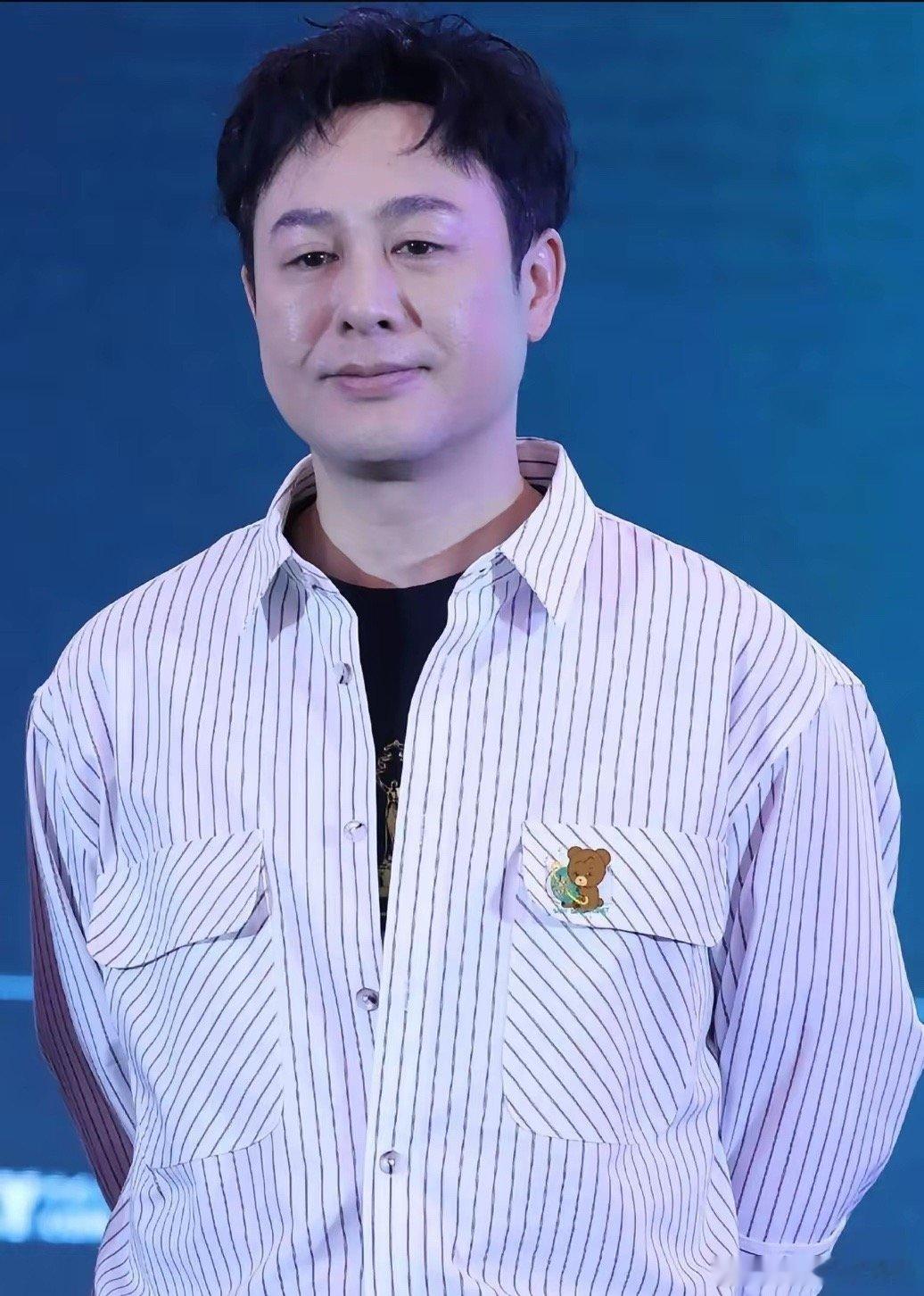 张颂文说，1976年我出生在广东韶关新丰县的塘村，客家人。阿爸是军人转业，阿妈是