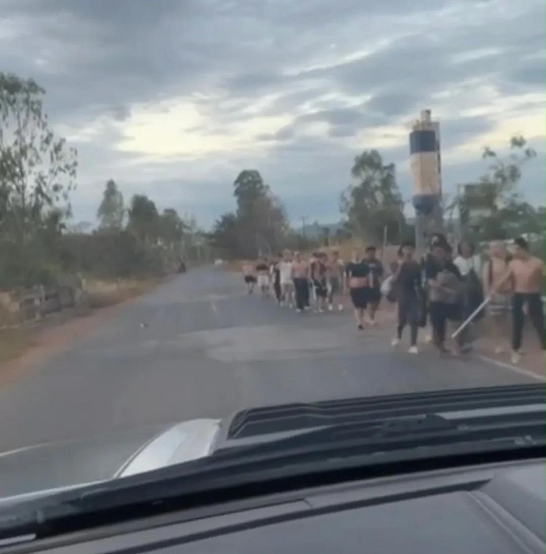 担心泰军轰炸，大批电诈分子匆忙跑路，衣服都来不及穿