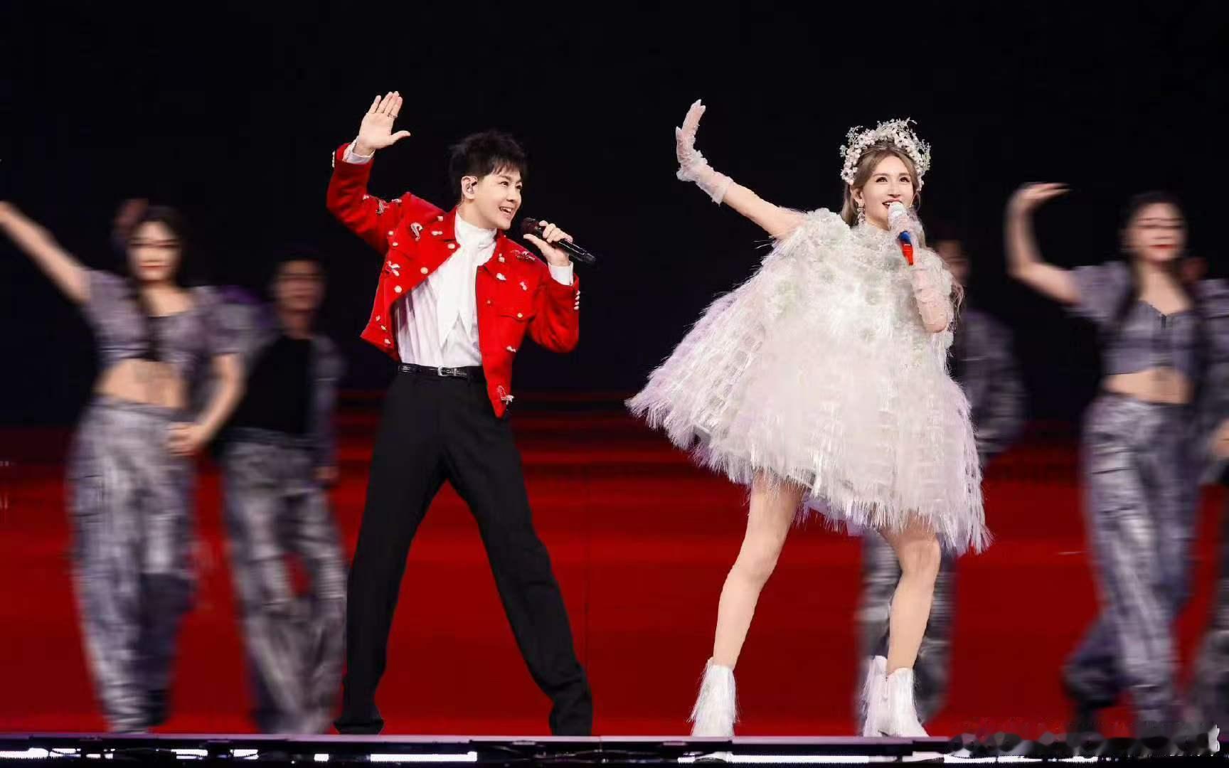 谢娜演唱会晒照c位是何炅谢娜晒演唱会plog谢娜演唱会晒照何老师稳C岁岁年年一路