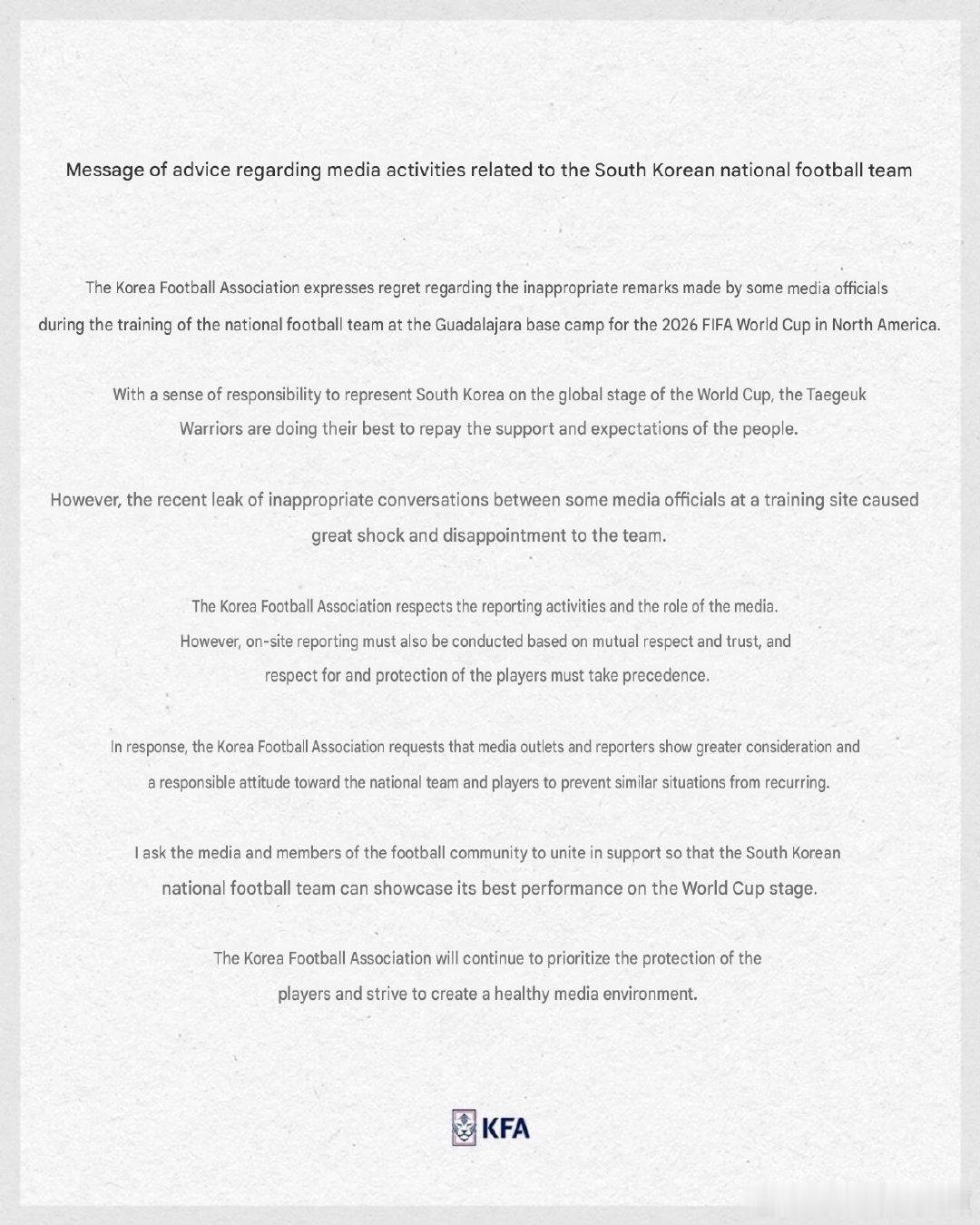 在韩国队世界杯开赛前的一次公开训练课上，场边的麦克风记录下了随队的韩国记者们嘲讽