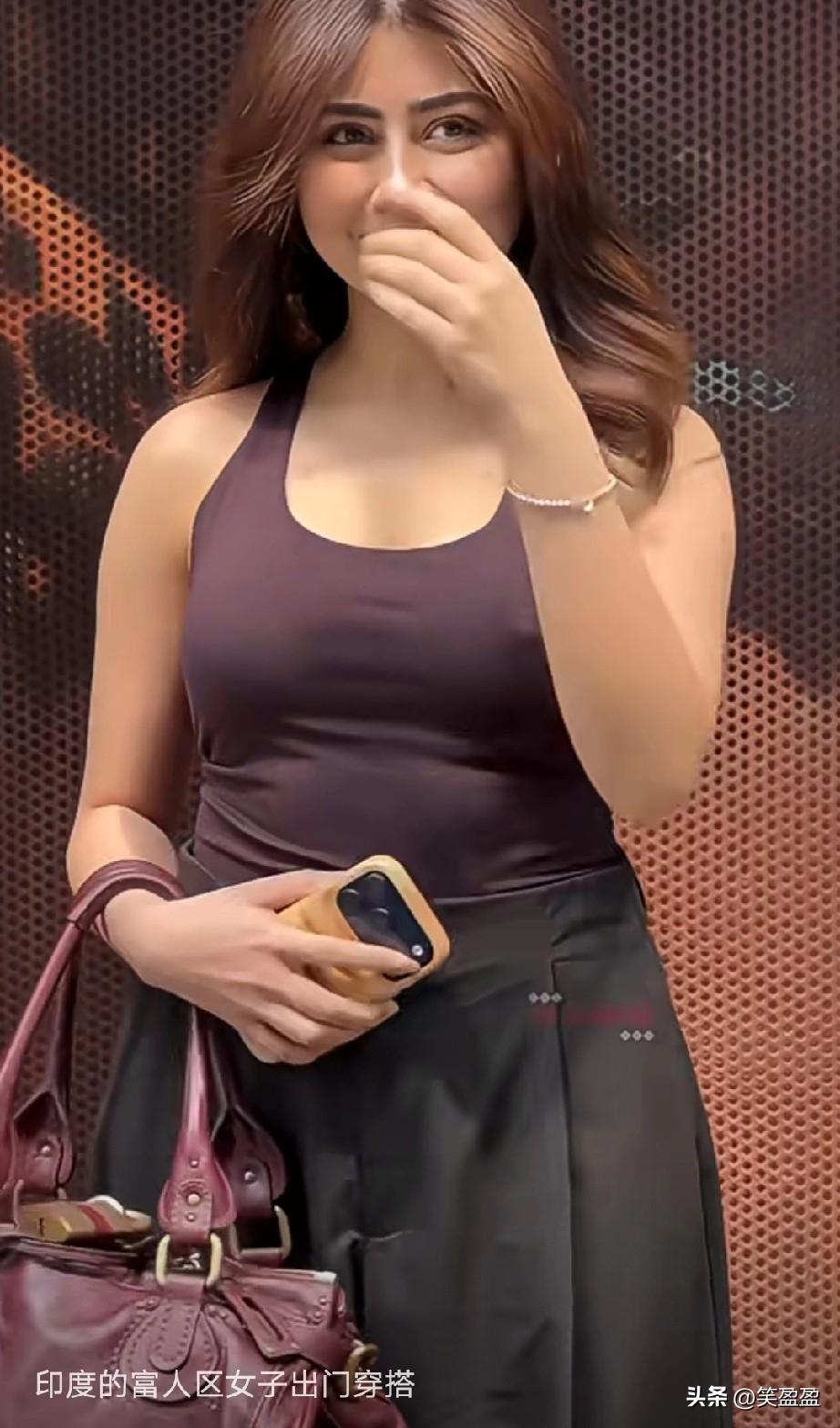 印度的富人区女子出门穿搭
你喜欢吗？