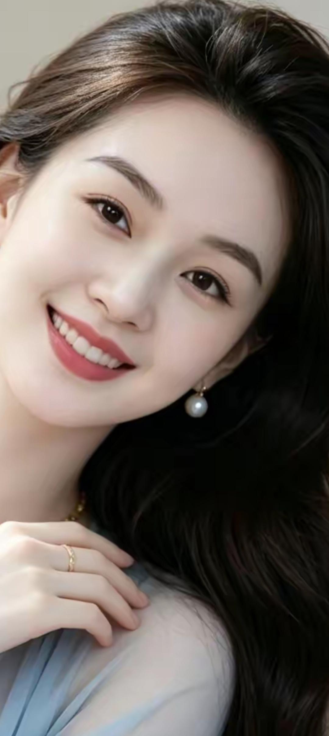 温柔微笑，珍珠耳环，优雅气质，完美妆容，时尚穿搭，女神范儿