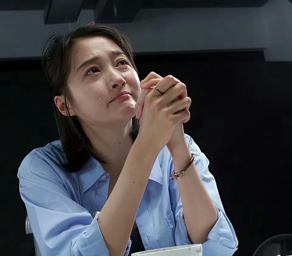 为什么关晓彤的头发都长到眉毛那去了，造型师怎么也不给她修一下，这样难道很好看吗？