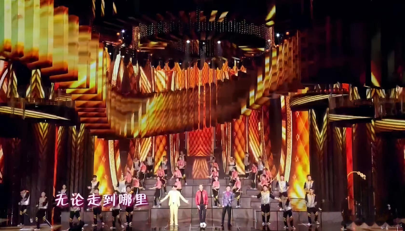 为什么历届春晚舞台都是金色系  春晚舞台钟情金色，因其寓意佳，能吸睛，打造出精彩