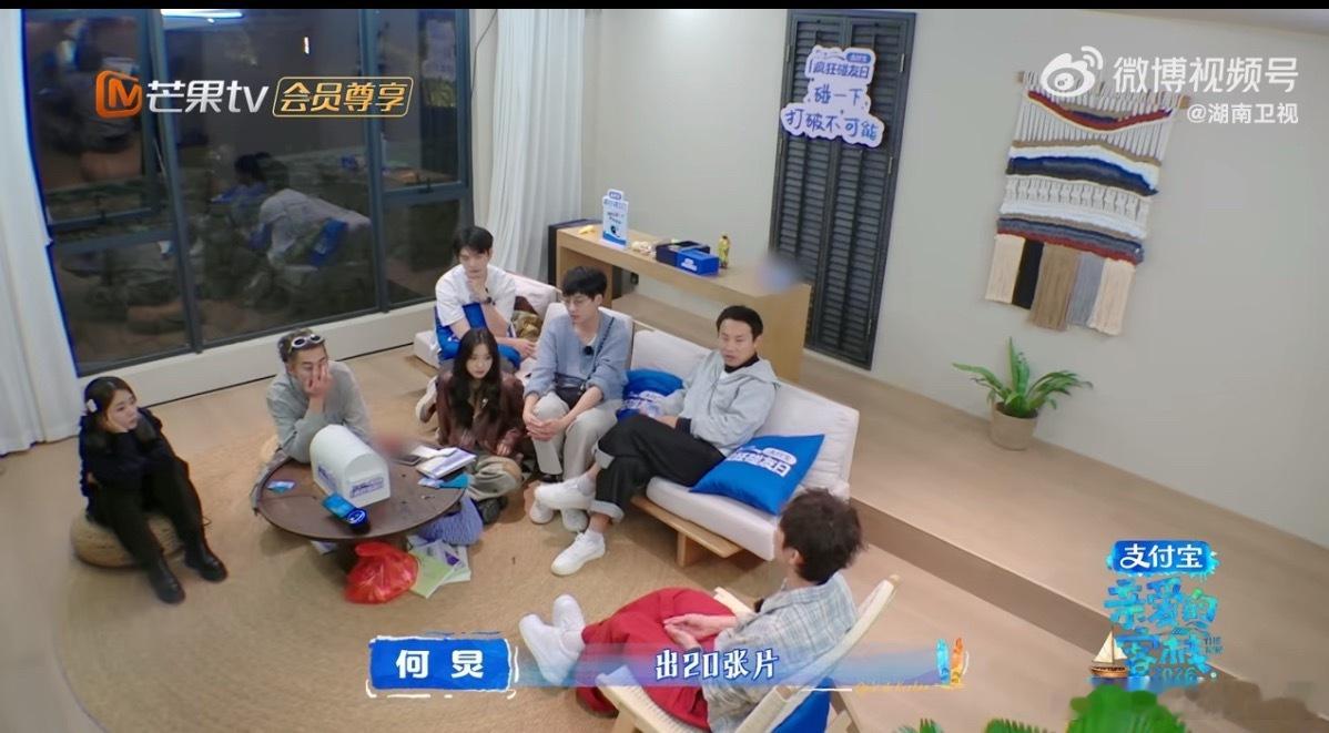 被何老师和沈月的互动暖到，定制KPI既贴心又有趣，客栈氛围太好啦何炅给沈月定制专