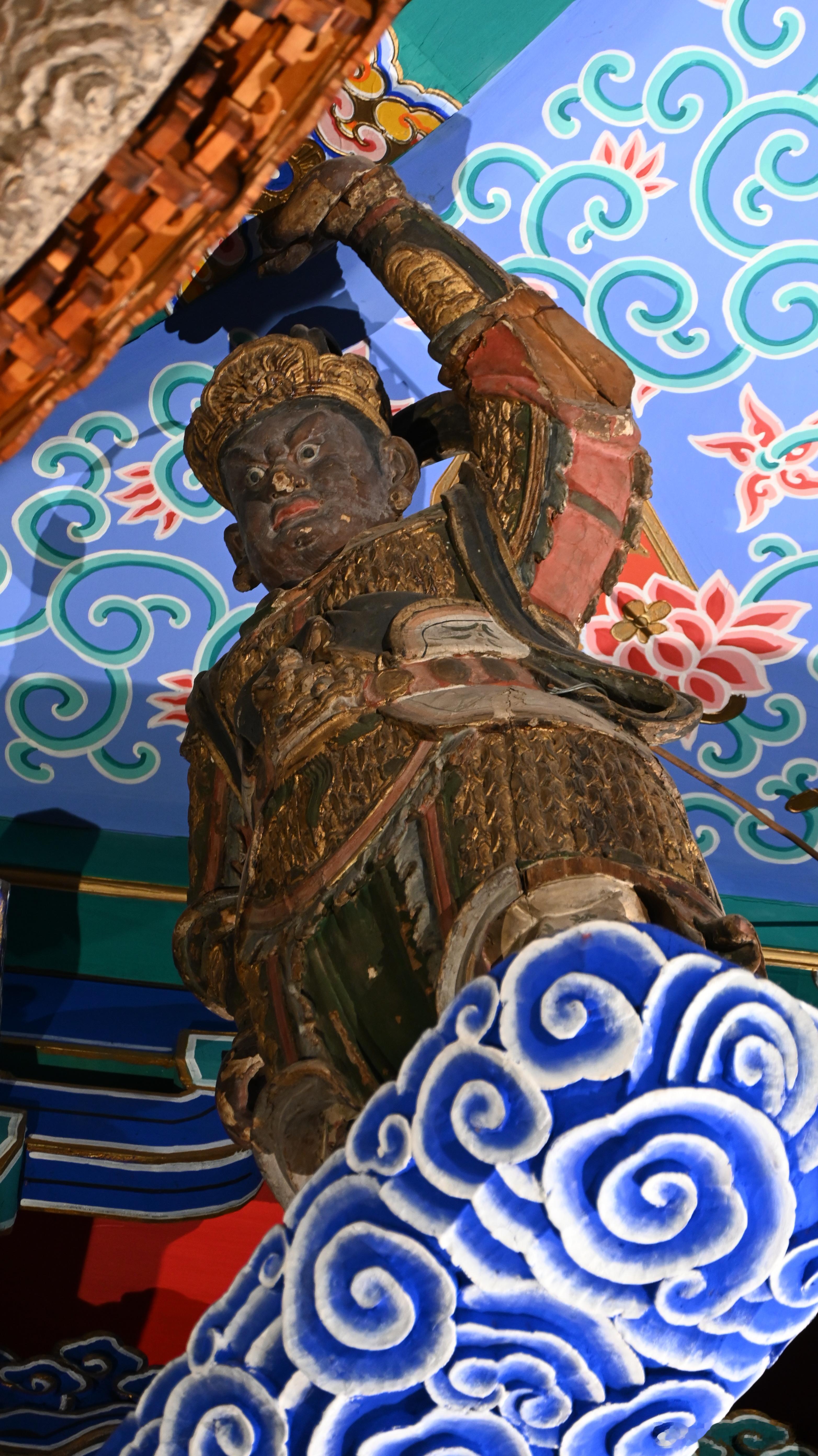 先农坛太岁殿隆福寺藻井四角的四位金刚，托起藻井四角的角蝉。 ​​​